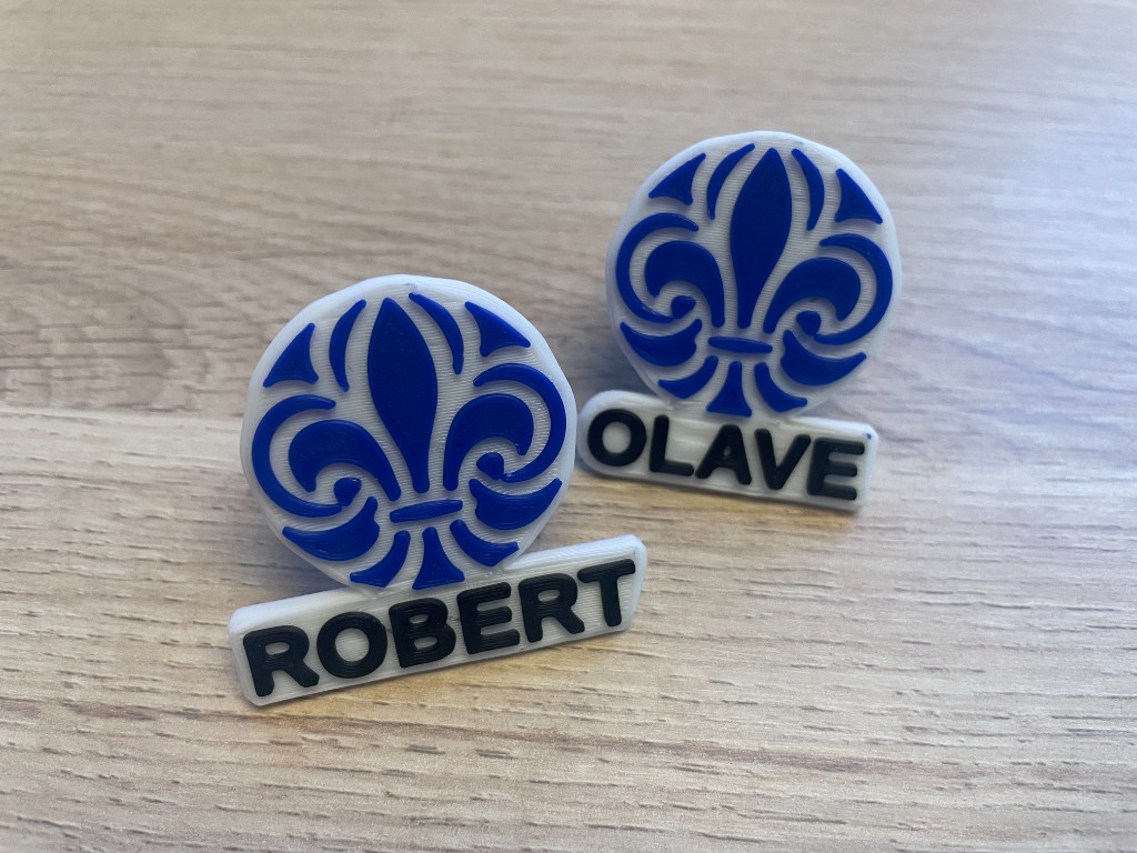 3D-printade scoutnamnbrickor med fleur-de-lis — ROBERT och OLAVE